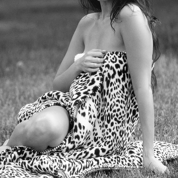 🔥LAST ONE! Victoria’s Secret Leopard Sherpa Blanket - Picture 5 of 5